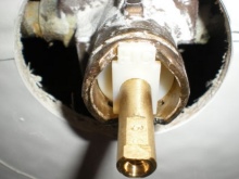 Törött zuhanycsap cseréje a zuhanyzóban