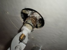 A régi zuhanykazetta cseréjének folyamata egy újjal