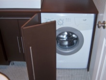 Πλεονεκτήματα των εντοιχιζόμενων επίπλων μπάνιου για πλυντήριο ρούχων