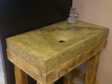 Tvättställ i konstgjord sten i badrumsinredning