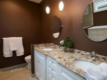 Tvättställ i konstgjord sten i badrumsinredning