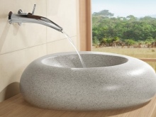 Diskbänkar av konstgjord sten i badrummet