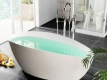 Lattialla seisova sekoitin pitkällä suihkukaivolla