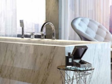 Kylpyhanan pitkä suihkuhana reunalla