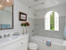 Siva kopalnica z oknom