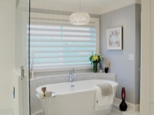 Siva kopalnica z oknom