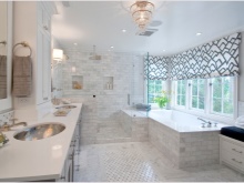 Siva kopalnica z oknom