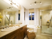 Udobna bež in rjava kopalnica