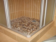 Tuš kabina brez pladnja za prhanje