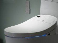 Funktioner hos elektroniska WC-bidetskålar och bidetlock