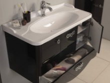 Суета с чекмеджета и умивалник за баня