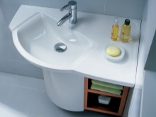 Ъглов шкаф с умивалник в банята