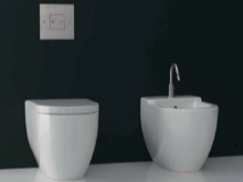 Į sieną įmontuota tualeto nuotekų sistema