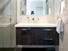 Väggskåp under handfatet i badrummet