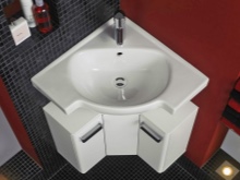 Hörnskåp under tvättstället i badrummet