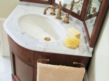 Hörnskåp under tvättstället i badrummet