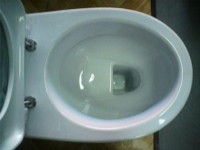 WC polccal és átlós süllyesztéssel