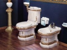 Porcelāna tualete ar vertikālu izplūdes atveri 