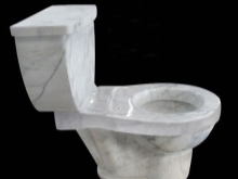 Mūsdienīga akmens tualete ar vertikālu izplūdes atveri 