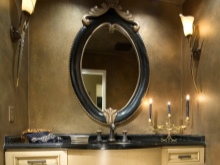 Badezimmer mit Designspiegel