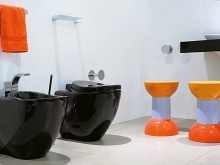 Черна тоалетна в бяла баня