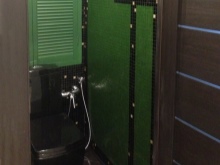 Черна тоалетна с контрастни стени на тоалетната