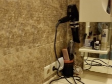 Una variedad de soportes para secadores de pelo para el baño