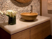 Puinen kiinnitettävä pesuallas