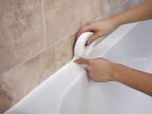 Alternativa za tesnjenje stikov med steno in kadjo