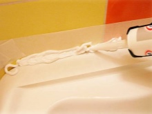 Tesnjenje stikov med kadjo in steno