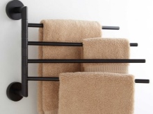 Paslėptas rankšluosčių laikiklių vonios kambaryje įrengimo būdas.