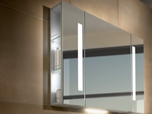 Badrumsspegel under en fåtölj