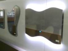 Neįprastos formos vonios kambario veidrodis su apšvietimu