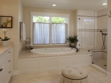 Oblikovanje kopalnice z oknom in cvetjem