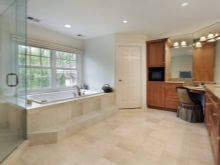 Oblikovanje kopalnice z oknom v kopalnici