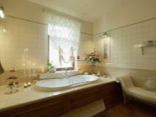 Oblikovanje kopalnice z oknom v kopalnici