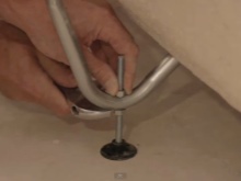 Montering av akrylbadkaret på fundamenten