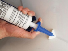 Kaip naudoti silikoninį hermetiką vonios kambaryje