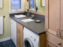 Arbeitsplatte für das Waschbecken im Badezimmer mit integriertem Waschbecken