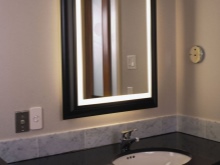 Come scegliere un apparecchio per lo specchio del bagno