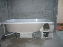 Закрепване на ваната с тухлена рамка