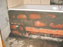 Закрепване на ваната с тухлена рамка