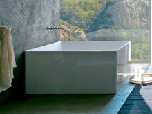 cadă de baie pătrată și potrivită pentru interiorul băii 