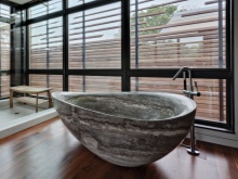 Interior design del bagno con vasca ovale
