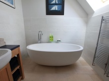 Posizionare una vasca ovale nel bagno