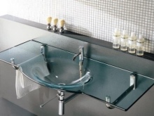 Átlátszó kád és mosdókagyló a fürdőszobában