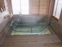 Átlátszó kád elhelyezése a fürdőszobában