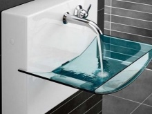 Átlátszó kád és mosdókagyló a fürdőszobában