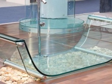 Átlátszó kád és mosdókagyló a fürdőszobában.