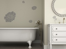 Stenciling vannitoa seintele